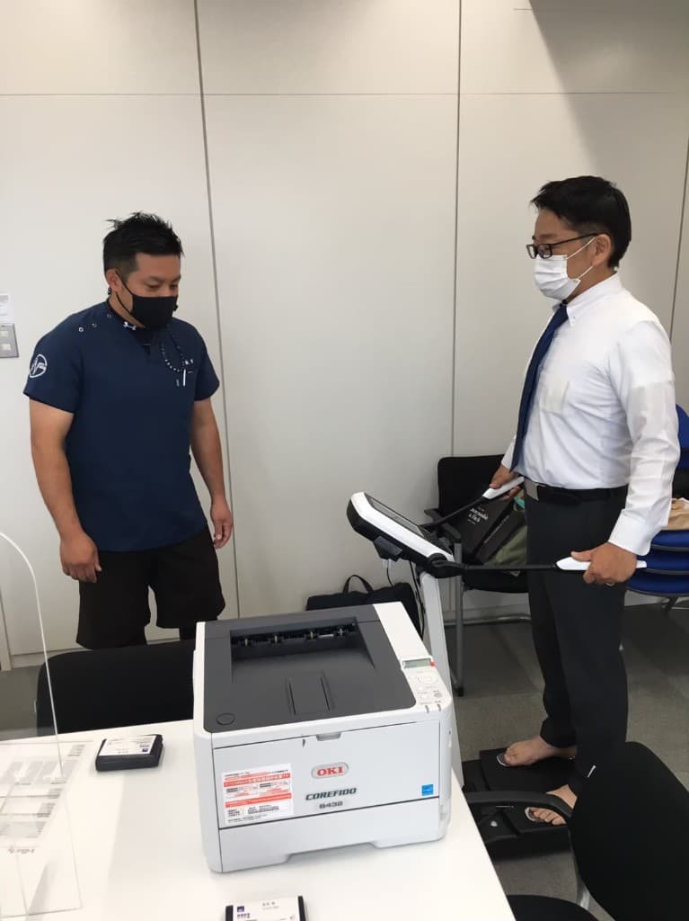 体組成計(InBody)で従業員の測定を行う様子